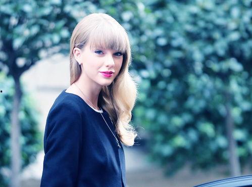 霉霉妈妈爆料女儿视频,甜蜜视频引网友热议  第1张